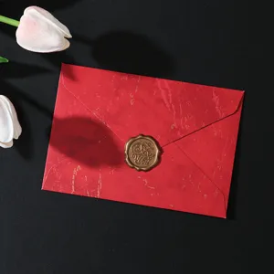 Dettaglio busta rossa vintage con sigillo in cera per lettere d'amore e inviti di nozze.