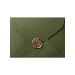 Dettaglio sigillo in cera verde avocado, design goffrato bronzo For You, elegante biglietto