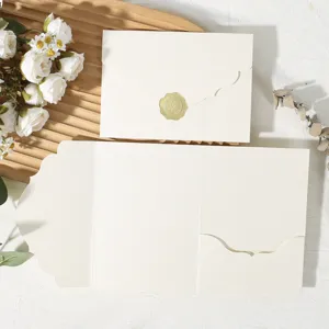 Enveloppe d'invitation pliante beige avec bordure dentelle et sceau de cire pour mariage.