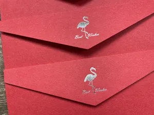 Enveloppe en papier epais rouge avec motif de flamant rose argente pour invitations fetes.