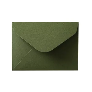 Vista dettagliata della busta di carta verde scuro che mostra una trama fine e piega.