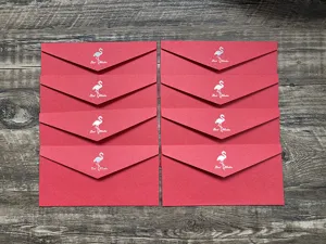 Enveloppes rouges avec flamant rose argenté et texte Best Wishes, papeterie d'invitation.