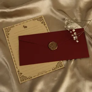 Vintage Briefpapier Set mit dunkelrotem strukturiertem Umschlag und Kraftpapier für Briefe.