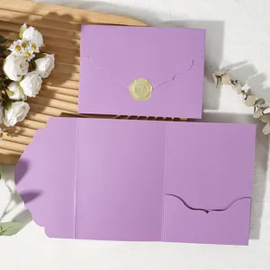 Carte d'invitation pliée en trois violette avec sceau de cire doré pour mariage et fête.