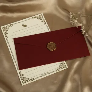 Vintage Briefpapier Set mit rotem Umschlag, Wachssiegel Stempel und floralem Briefpapier.