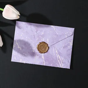 Vista dettagliata della lussuosa busta viola marmorizzata con sigillo di cera dorato per inviti.
