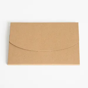 Vue détaillée de l'enveloppe en papier kraft vintage épais et de l'emballage porte-cartes.