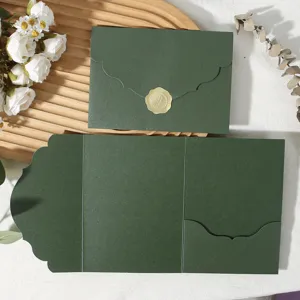 Vue détaillée de l'enveloppe d'invitation vert foncé pliée en trois avec des bords délicats.