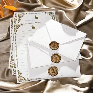 Set de papeterie et enveloppes vintage avec sceau de cire pour romance nostalgique.