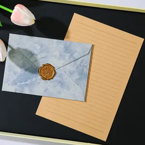 Set di cancelleria vintage con busta marmorizzata e sigillo in ceralacca per lettere romantiche.