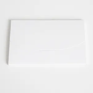 Détail de l'enveloppe porte-carte en papier blanc, pochette d'emballage minimaliste.