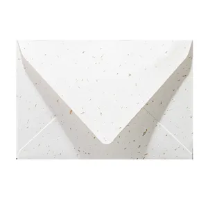 Enveloppe blanche vintage en papier recyclé avec des taches élégantes pour vos belles lettres.