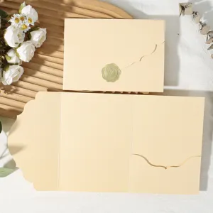 Détail d'enveloppe d'invitation pliée en trois et carte avec design en dentelle fine.