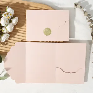 Vue détaillée de la carte d'invitation rose élégante à pli triple avec bordure en dentelle.