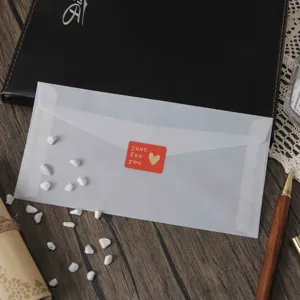 Gedetailleerd overzicht van doorschijnende perkamenten envelop voor prachtige huwelijksuitnodigingen.