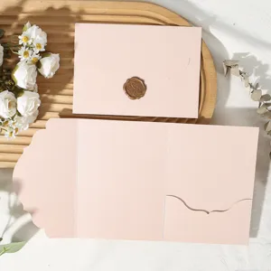 Enveloppe rose triple pli en dentelle avec cachet de cire pour invitation de mariage.