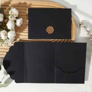 Élégant ensemble d'enveloppes noires à pliage triple avec sceau en cire et bordure florale.
