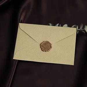 Detailopname van retro getextureerde jute envelop met waszegel, elegant vintage papierwarenitem.