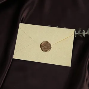Vintage linnen textuur envelop met waszegel, elegante briefpapier in westerse stijl.