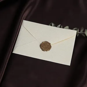 Linnen getextureerde enveloppe met waszegel elegante vintage briefset voor huwelijk.