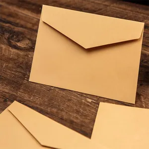 Gros plan sur le detail d'enveloppe en papier kraft vintage, texture design minimaliste.
