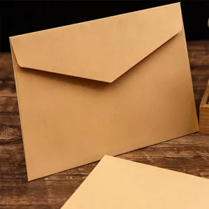 Détail d'enveloppe en papier kraft marron, papeterie unie épaisse pour rangement.
