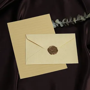 Vintage getextureerde envelop en gelinieerd briefpapier set met waszegel voor retro.