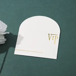 Λεπτομέρεια φάκελος κάρτας VIP από λευκό ειδικό χαρτί σε σχήμα τόξου με χρυσοτυπία.