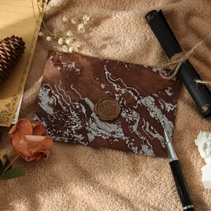 Enveloppe marbrée marron vintage avec cachet de cire élégant pour vos lettres d'amour.