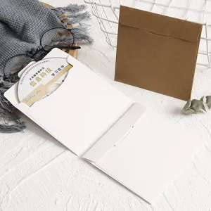 Gros plan detail pochette CD papier carree enveloppe, materiau epaissi pour disques.
