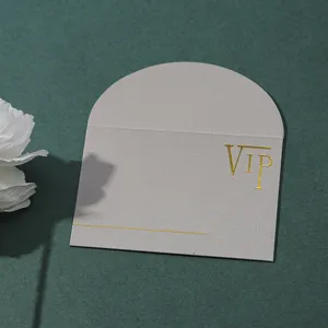 Γκρι τοξωτός φάκελος VIP από ειδικό χαρτί για κάρτες πρόσκλησης με χρυσή σφραγίδα.