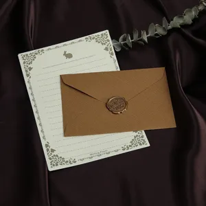 Mooie vintage linnen textuur envelop en schrijfwaren set met waszegel voor retro liefhebbers.