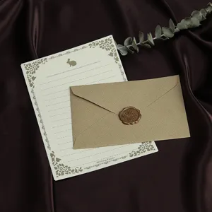 Vintage schrijfwarenset met linnen structuur, envelop en waszegel voor mooie brieven.