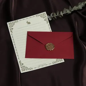Vintage linnen gestructureerde envelop en briefpapier set met waszegel voor uitnodigingen.