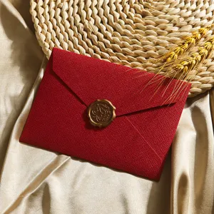 Retro roter Umschlag mit Leinenstruktur und goldenem Wachssiegel, elegante Liebesbriefkarte.