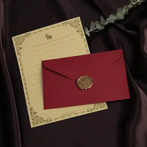 Vintage stationery set met rode enveloppe en waszegel voor elegante uitnodigingen en brieven
