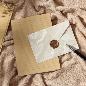 Kit de papeterie vintage avec papier kraft ligné, enveloppe marbrée et sceau de cire.