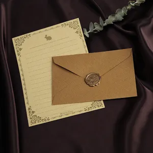 Vintage linnen getextureerde envelop en briefpapier set met waxzegel voor retro uitnodigingen.
