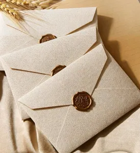 Detailaufnahme von strukturierten Retro-Briefumschlägen mit edlem Siegelaufkleber.