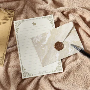 Set de papeterie vintage avec enveloppe et sceau de cire pour lettres d'amour romantiques.