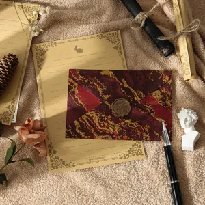 Enveloppe dorée vintage et ensemble de papeterie à lettres avec sceau de cire romantique.