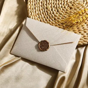 Leinenstruktur Umschlag Detail mit Retro Wachssiegel, elegante Briefpapieraussstattung.