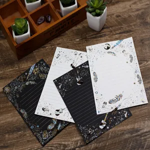 Heissgepraegtes Briefpapier Set mit goldenen Noten und Federn fuer schoene Briefe.