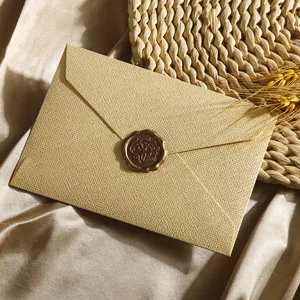 Detailansicht des strukturierten Papierumschlags mit elegantem Wachssiegel für Briefe.