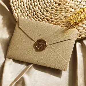 Goldener gemusterter Papierumschlag mit Wachssiegel, elegante Briefhülle für edles Papier.