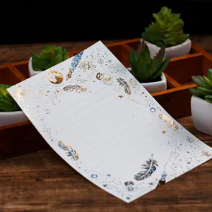 Goldgeprägtes Briefpapier Schreibpapier mit eleganten Feder- und Sternmotiven für Liebesbriefe.