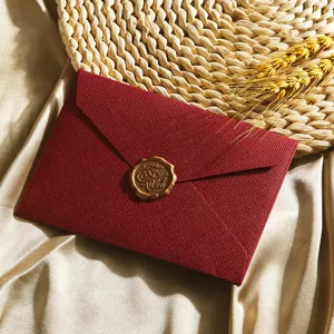 Detailaufnahme des roten Retro-Umschlags mit Leinenstruktur und goldenem Wachssiegel, edel.