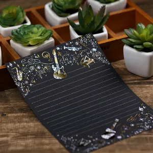 Schwarzes Briefpapier mit edler Goldfolie Musiknoten Detaildesign für kreative Briefe.