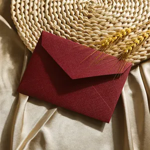 Burgunderroter Briefumschlag mit Strukturpapier für Vintage-Liebesbriefe und Einladungen.