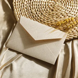 Leinenstrukturierter Briefumschlag im Detail, Vintage-Papier Briefpapier fur Einladungen.
